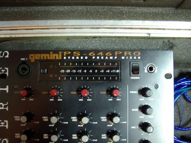 Equipo DJ (mesa GEMINI y lectores BST)y flightcase