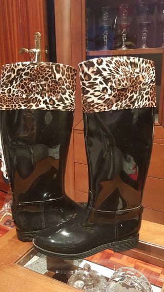 Botas negras combinadas de animal print de segunda mano por 10 EUR en El  Valle en WALLAPOP