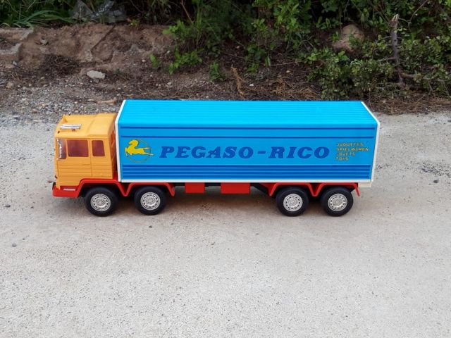 camión de juguete pegaso 4 ejes