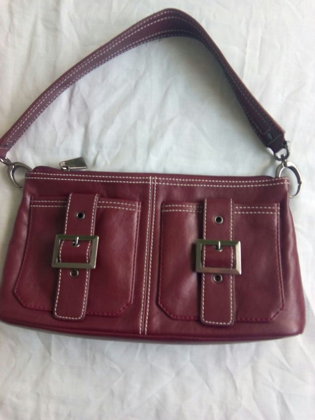 Bolso baguette de hombro de Mango.