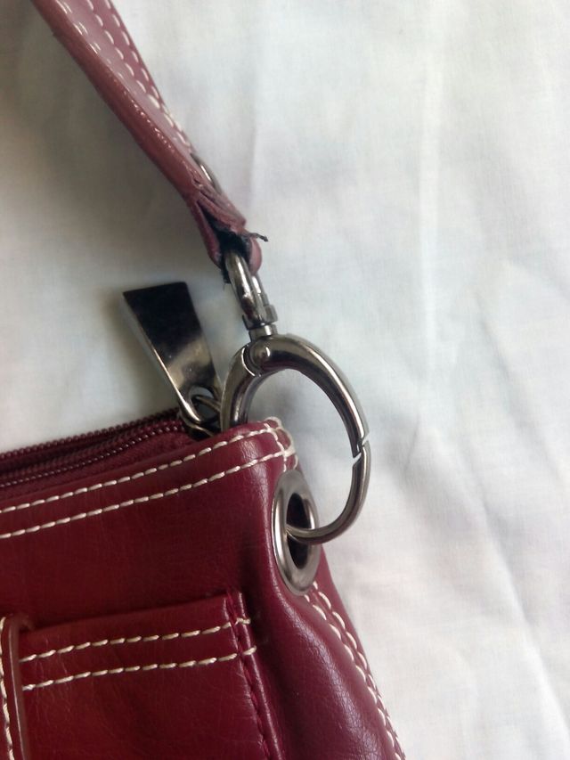 Bolso baguette de hombro de Mango.