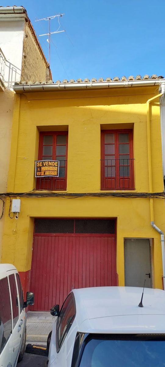 URGE VENTA. Especial para adosado en pleno centro.