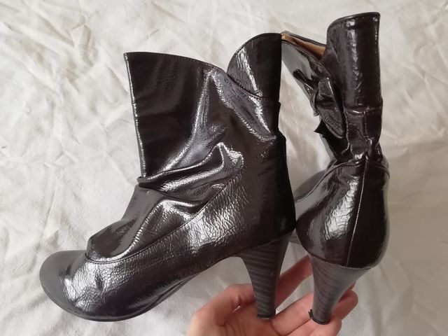 Botines charol T 40, marca Torero