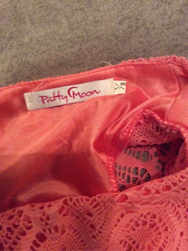 Vestido color salmón.