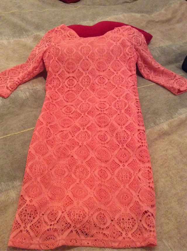 Vestido color salmón.