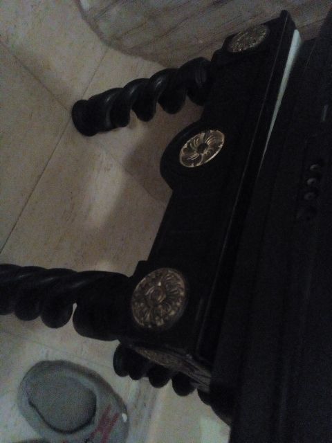 Mesa pequeña con patas salomónicas antigua