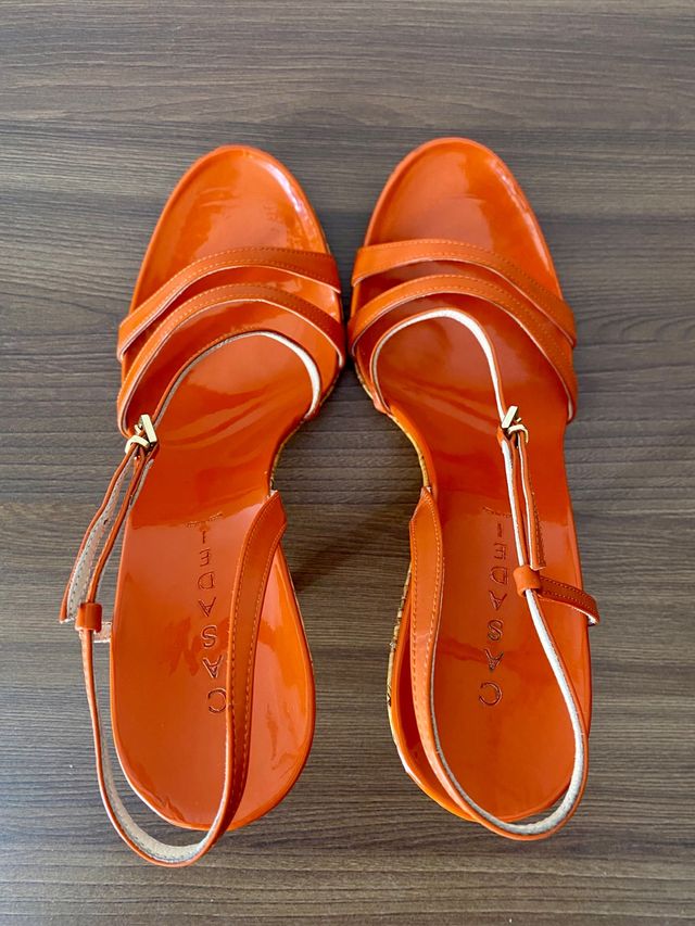Sandalia de piel naranja de Casadei