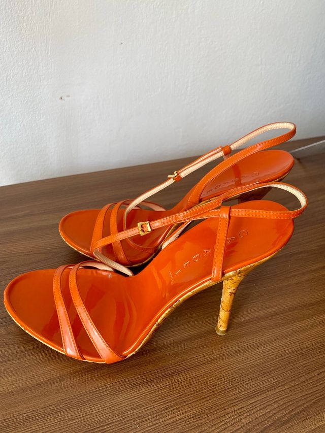 Sandalia de piel naranja de Casadei