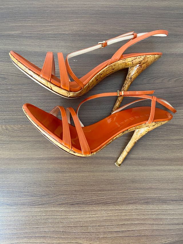Sandalia de piel naranja de Casadei