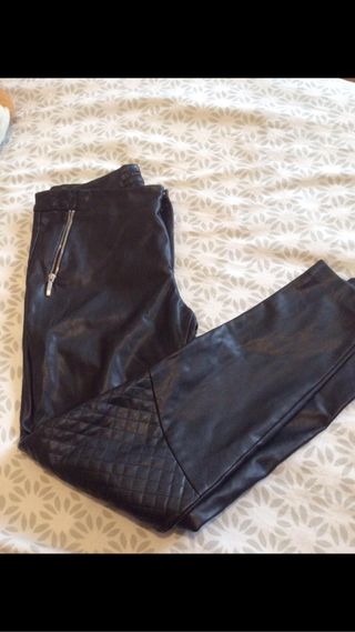 Pantalón negro polipiel zara de segunda mano por 18 EUR en Avilés en  WALLAPOP