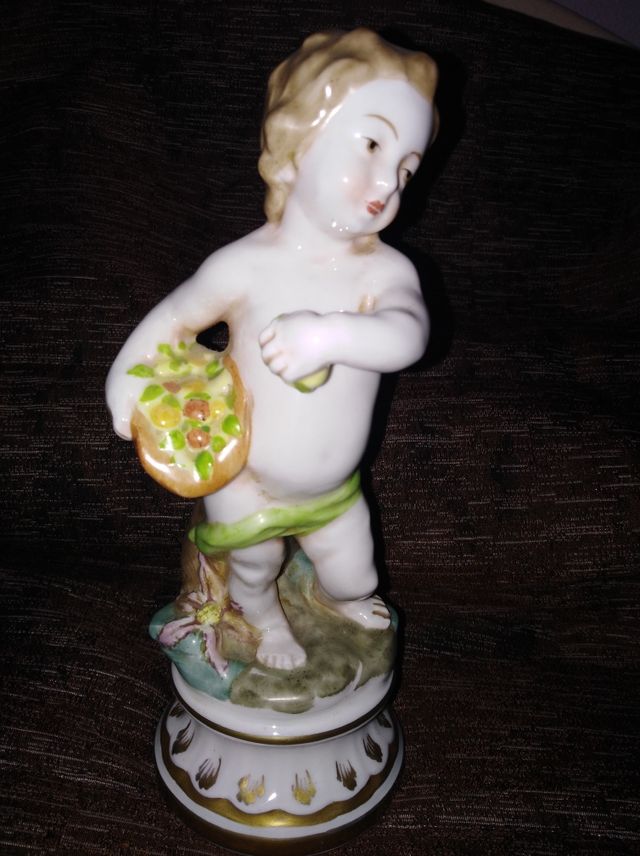 figura de porcelana niño con cesta de fruta