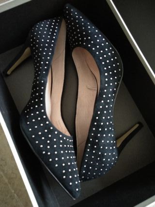Zapatos de salón Cortefiel con tachuelas número 39 de segunda mano por 25  EUR en Aranjuez en WALLAPOP