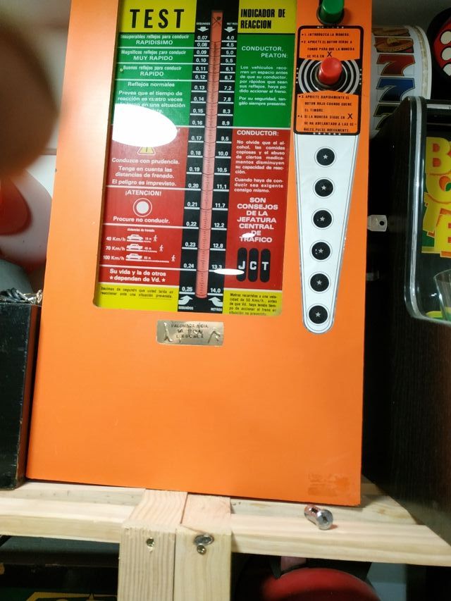 Maquina de monedas antigua