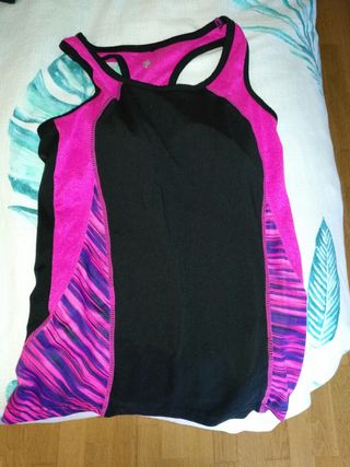 camiseta deporte con sujetador incorporado