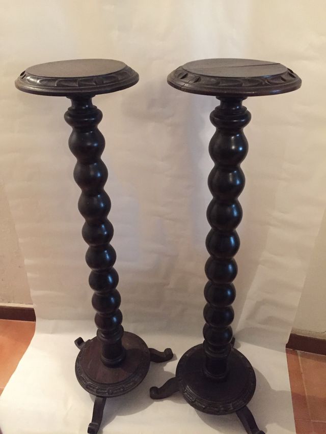 2 pedestales antiguos de madera maciza