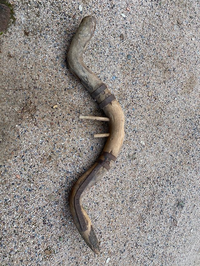 Yugo centenario de madera. Bastidor