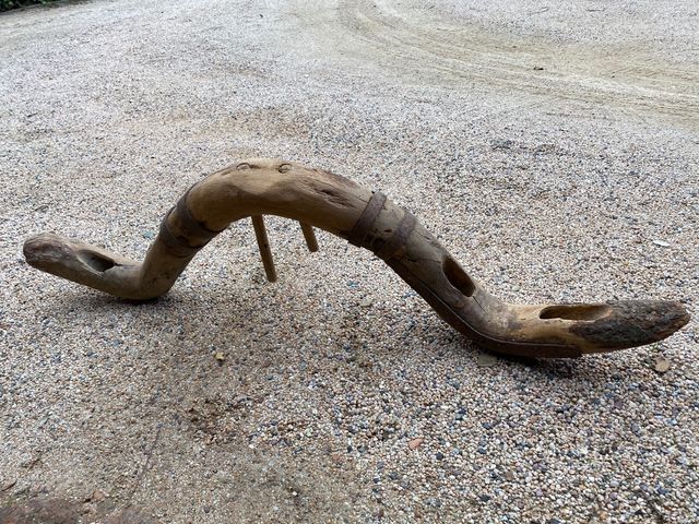 Yugo centenario de madera. Bastidor