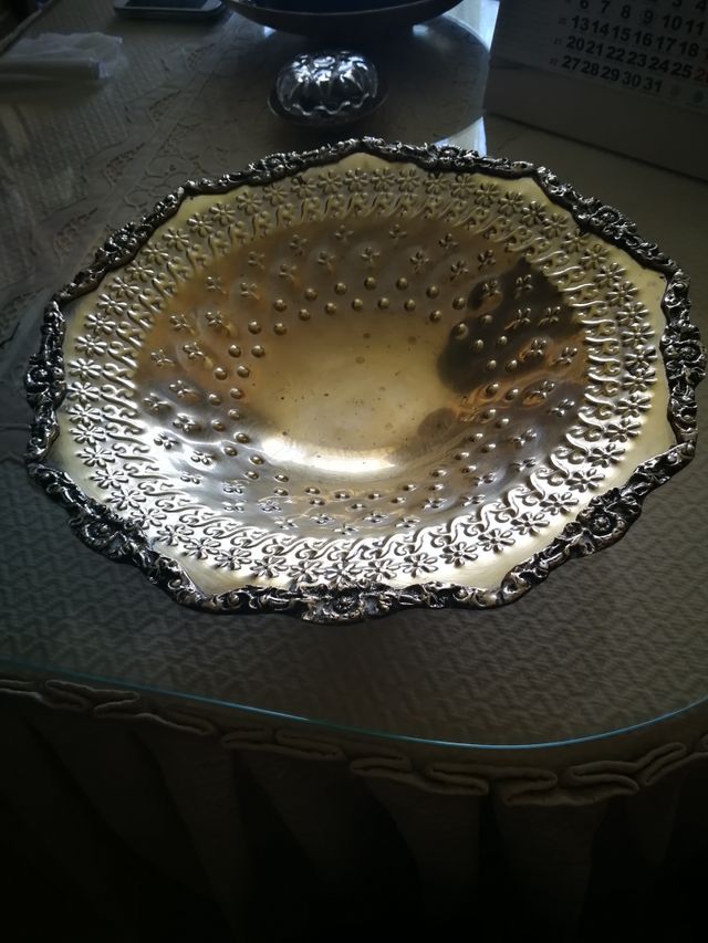 Centro de metal pateado