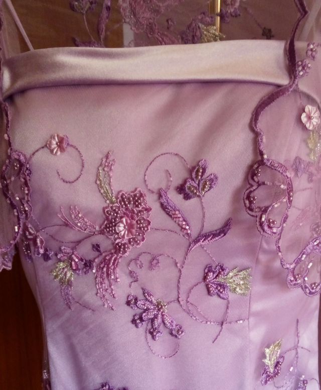 Vestido fiesta color malva.