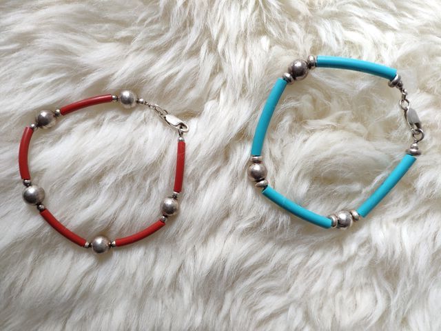 Pulseras de plata y caucho.