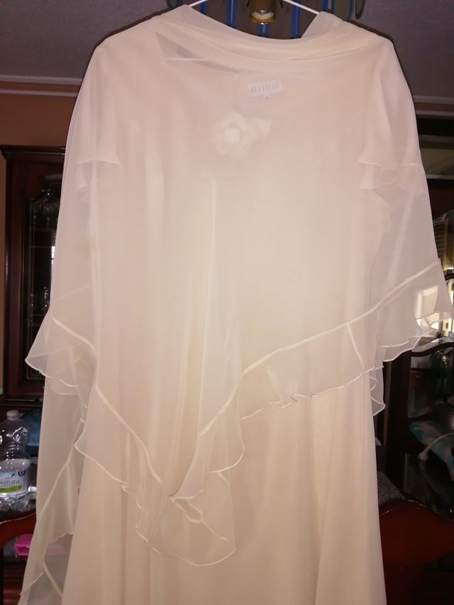 elegante vestido. con fular en pico hermoso