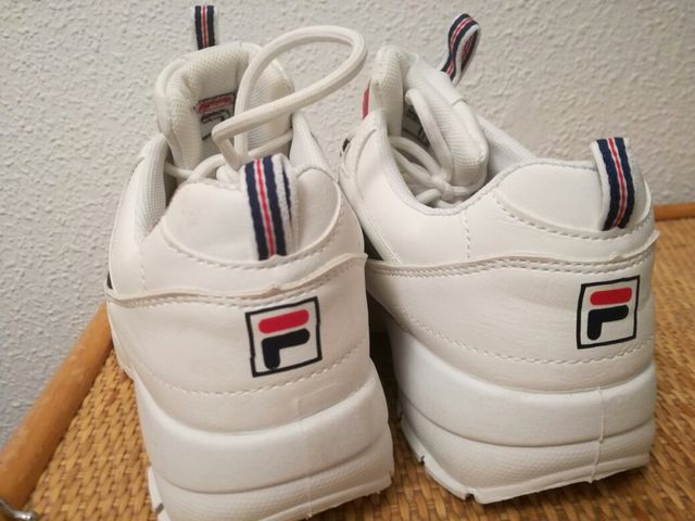 zapatillas Fila talla 38,,pero equivale a una 37
