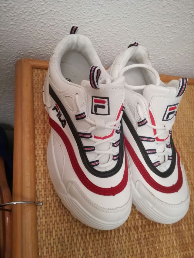 zapatillas Fila talla 38,,pero equivale a una 37