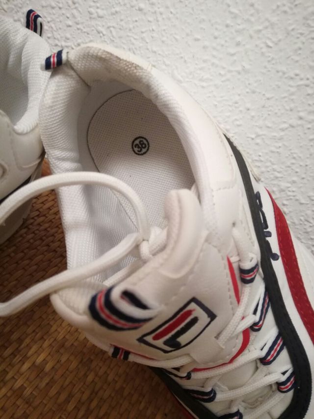 zapatillas Fila talla 38,,pero equivale a una 37