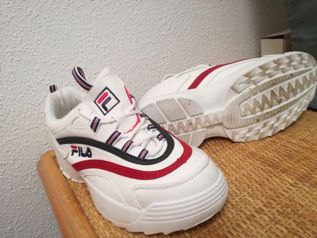 zapatillas Fila talla 38,,pero equivale a una 37