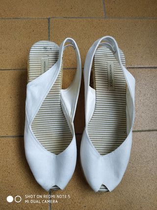 Zapatillas blancas de esparto y cuña sin estrenar. de segunda mano por 5  EUR en León en WALLAPOP