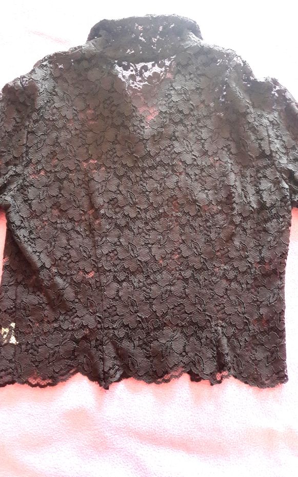 Blusa de blonda negra