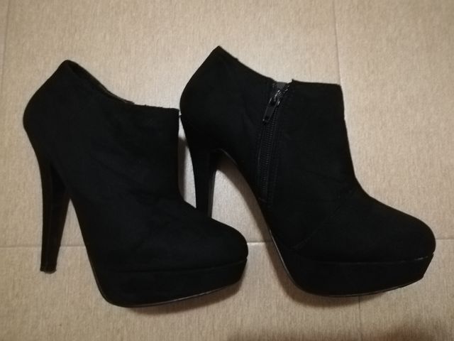 Botines de ante negro.