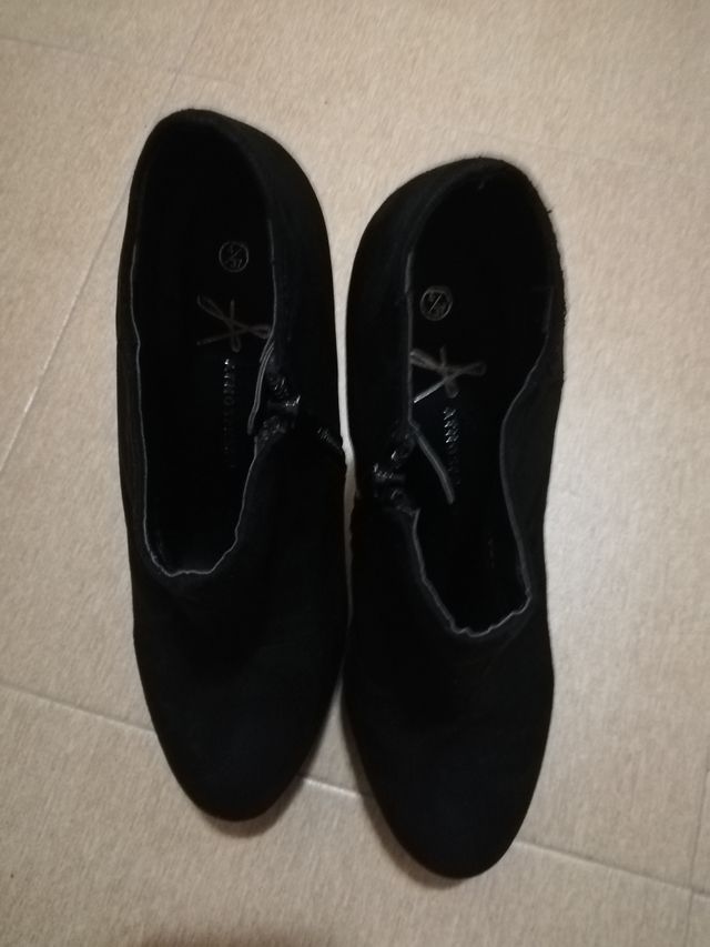Botines de ante negro.