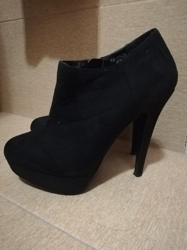 Botines de ante negro.