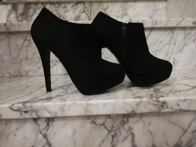 Botines de ante negro.