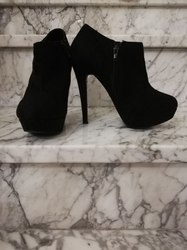 Botines de ante negro.