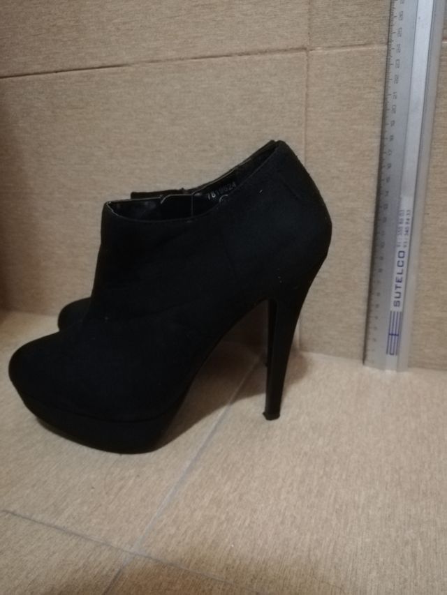 Botines de ante negro.