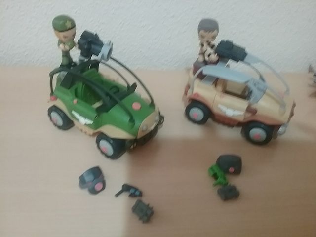 Mutant busters, vehículos marrón y verde.