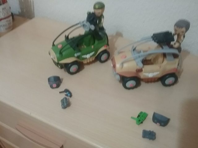 Mutant busters, vehículos marrón y verde.