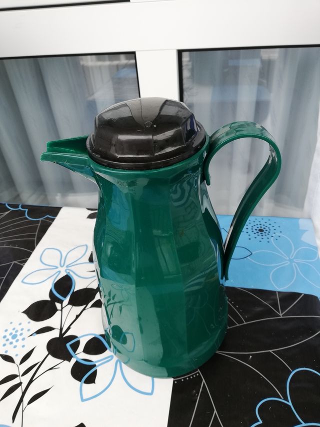 Dos termos. unodispensador de 1.9L Y termo jarra