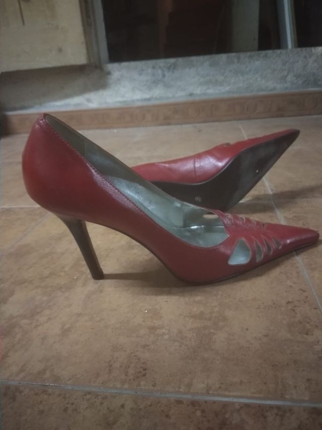 Zapato piel rojo punta tacón poco utilizado 39