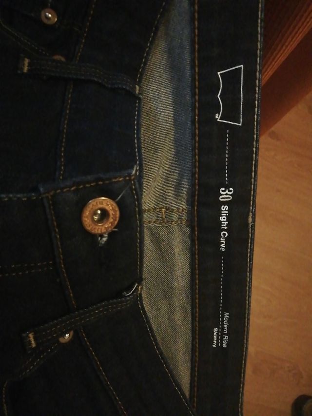 Pantalón Levi's. Talla 30 . Slight Curve.
