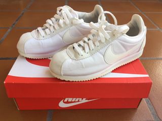 Zapatillas NIKE CLASSIC CORTEZ NYLON BLANCAS de segunda mano Zapatillas NIKE CLASSIC CORTEZ NYLON BLANCAS de segunda mano