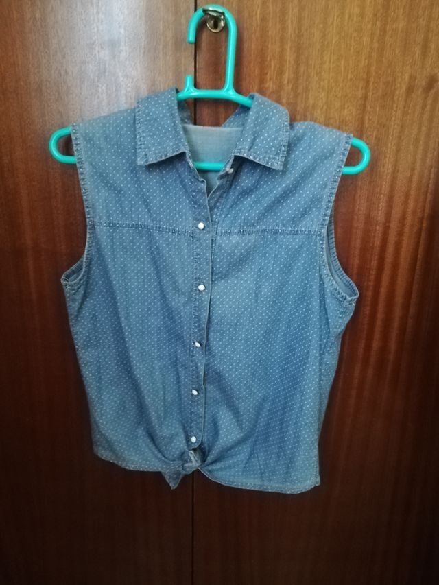 Camisa vaquera con lunares de nudo. Talla L