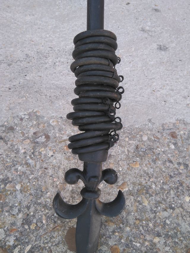 2 barras de forja terminadas en flor de lis