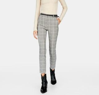Pantalón chino Slim con cinturón a estrenar de segunda mano por 15 EUR en  Bekea en WALLAPOP