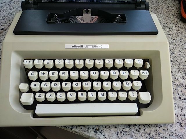 Maquina de escribir olivetti LETTERA 40