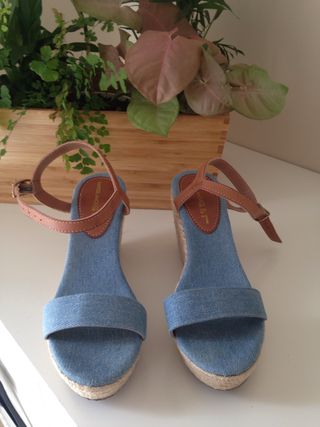 Cuña de esparto y tela vaquera de segunda mano por 5 EUR en Dos Hermanas en  WALLAPOP