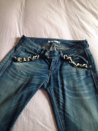 Vaqueros, Fornarina, Levis, Double Agent de segunda mano por VAQUEROS NIÑA DESIGUAL de segunda mano por 20 € en Madrid en