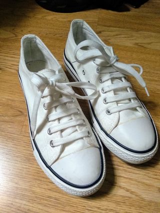 zapatillas blancas estilo converse